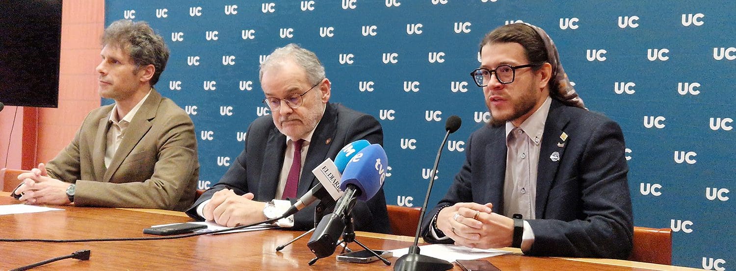 From left to right: UC's Vice-Rector for Research, UC's Rector Ángel Pazos, and Dr. Scarabelli