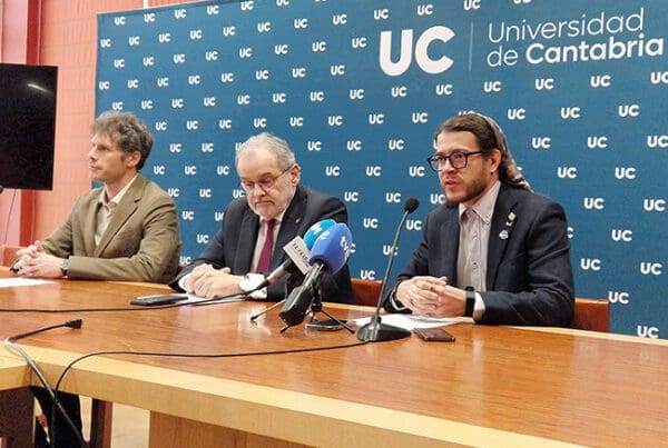 From left to right: UC's Vice-Rector for Research, UC's Rector Ángel Pazos, and Dr. Scarabelli