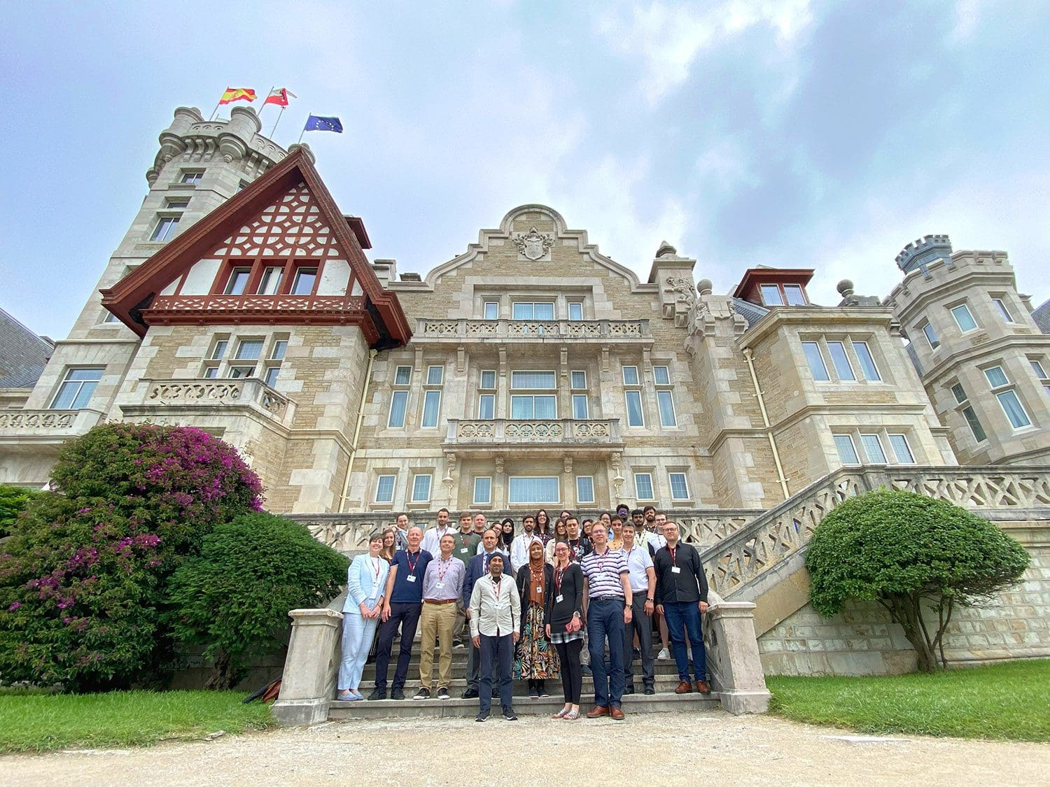 Group picture of the participants of the summer school, posing in front of the Magdalena Palace, in Spain