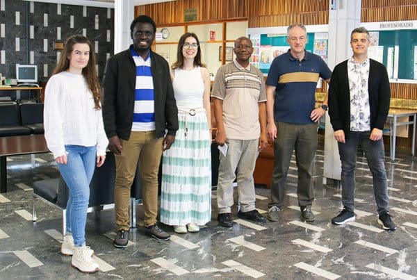 Navara Carral, Bill Oyomo, Toraya Fernández, Paul Masanja, Javier Junquera and Eugenio Bringas, in the Hall of the Faculty of Science.
