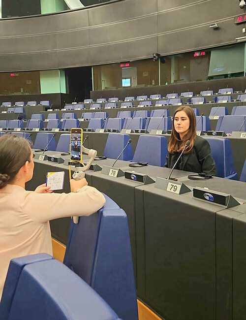 20250530_European Student Assembly_EUNICE students and others (4) - Elena Muñoz being recorded by Ana Lezama